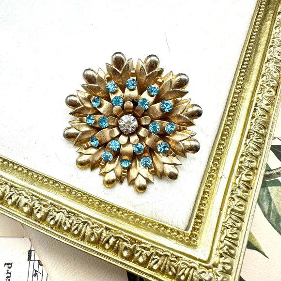 Vintage 50s 60s Gold Tone Flower Pin Brooch Blue Stones MOD - Picture 1 of 3